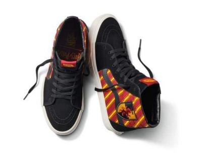 Vans сделал кеды по факультетам Хогвартса. И так увлёкся Слизерином, что пуффендуйцам остаётся грустить