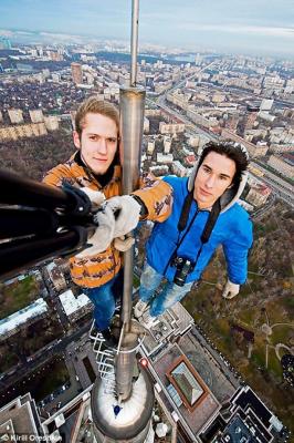 10 экстремальных фотографий людей, висящих на волосок от смерти 10 экстремальных фотографий людей, висящих на волосок от смерти
