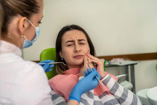 
                Почему болят зубы, если они здоровы