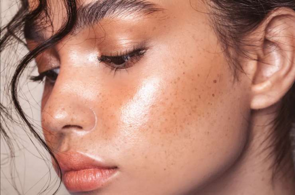 Красота и уход в одном флаконе: как выбрать макияж со skincare-эффектом Красота и уход в одном флаконе: как выбрать макияж со skincare-эффектом