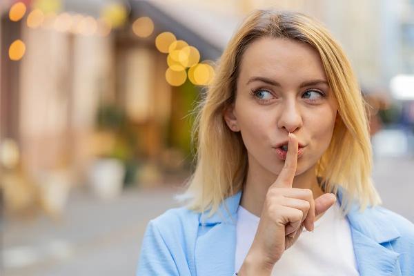 "Язык бессилия": почему мы говорим как будто извиняясь – и как вернуть уверенность в речи
"Язык бессилия": почему мы говорим как будто извиняясь – и как вернуть уверенность в речи
